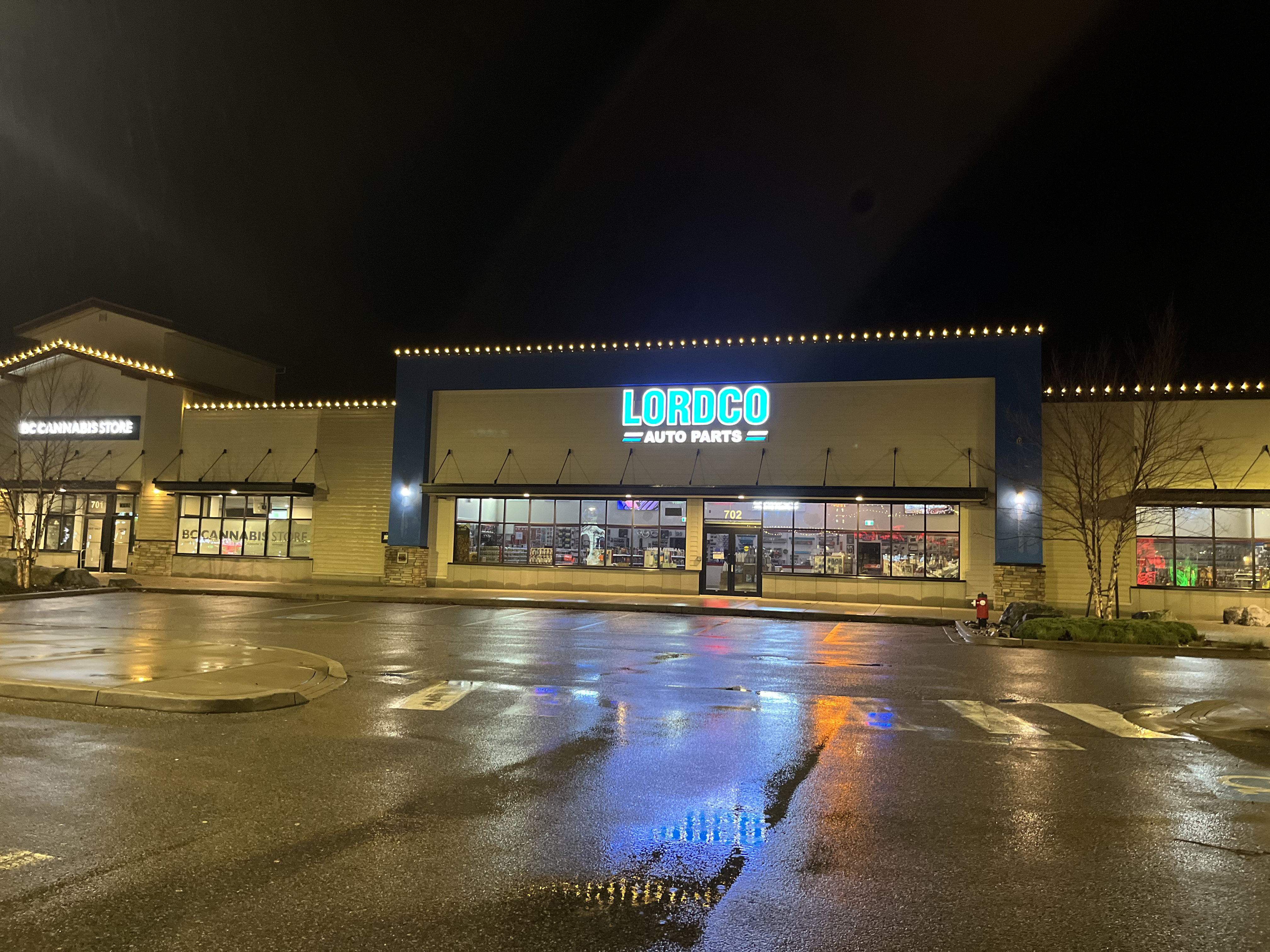 Lordco commercial Christmas light installation BC